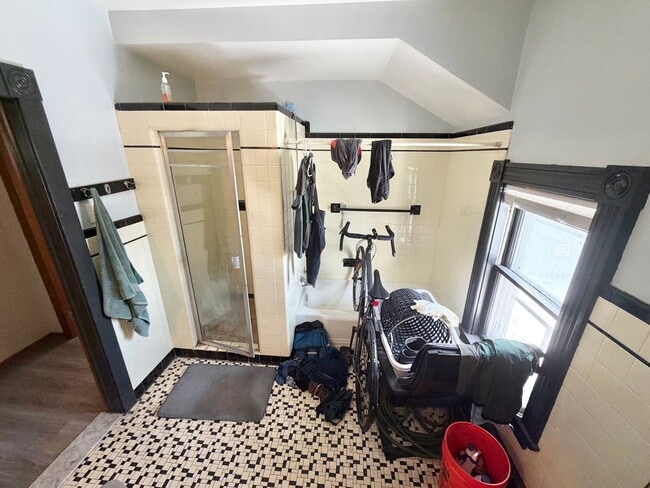 Building Photo - 203 Maple St