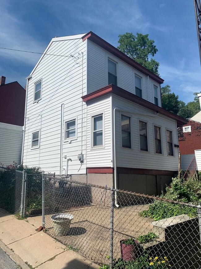 Building Photo - Luxury Rental - South Side Flats