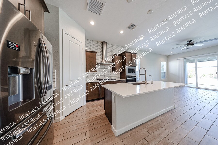 Building Photo - 2131 East Charlotte Dr