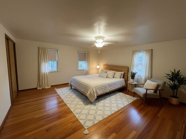 Building Photo - 2 Bedroom Townhome Overlooking West Park