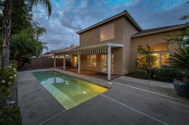 Building Photo - Impressive 4 Bedroom 2.5 Bath home with Po...