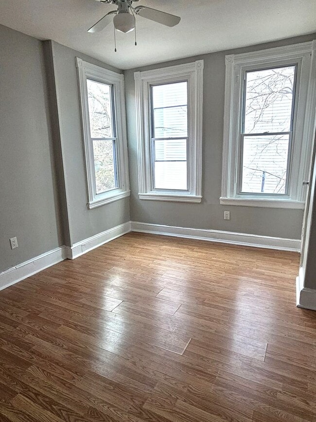 Building Photo - 3 Bedroom 1 bathroom Available