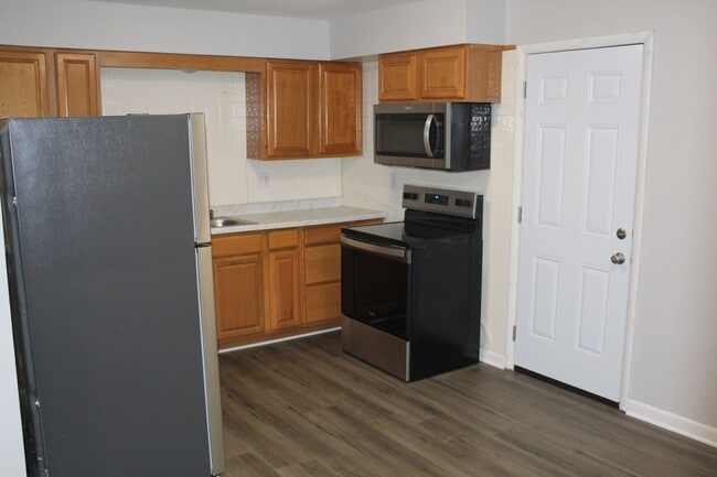 Building Photo - Newly Remodeled 2 Bedroom Duplex in Avon!