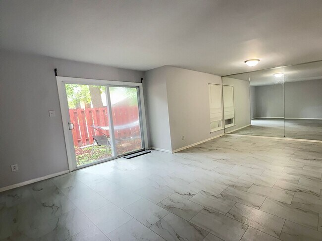 Building Photo - Spacious 3-Bedroom Norfolk Townhome with In-Unit Laundry and Fenced Outdoor Space