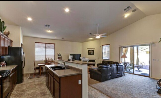 Building Photo - Great location. near the 303, US60, shoppi...