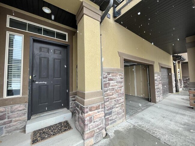 Building Photo - 1576 Venetian Way