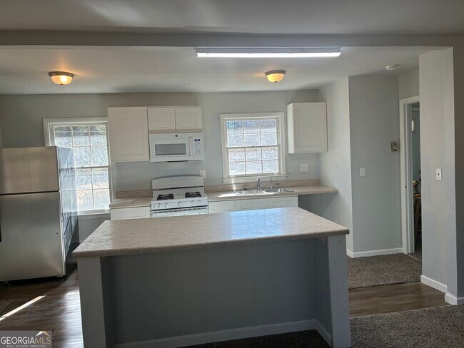 Building Photo - 3992 Maplewood Dr