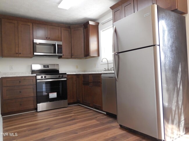 Building Photo - 15 Lake Village Ct