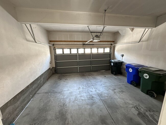 Building Photo - Charming 3-Bedroom Home with Large Loft with a Private Yard & Community Pool in Valencia!