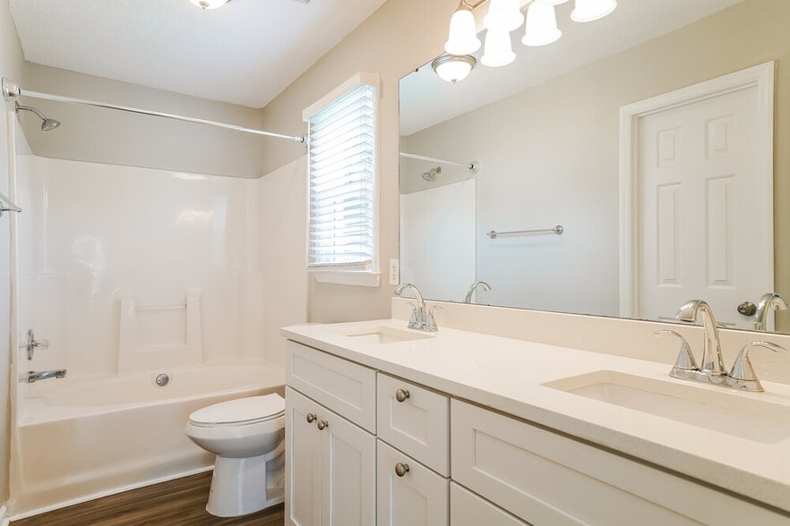 Building Photo - 1024 Holly Pointe Dr