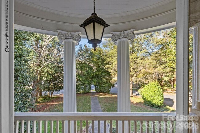 Building Photo - 609 Queens Rd