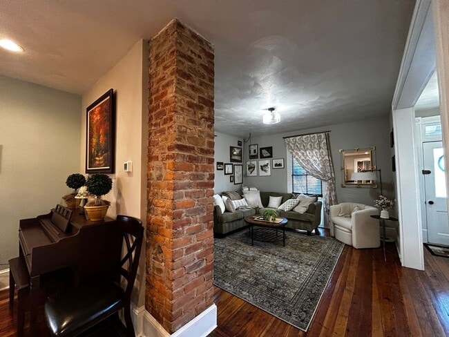 Building Photo - Cozy & Updated - 3 BR home in Old SW!