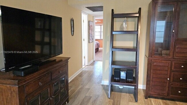Building Photo - 1044 Harwood D