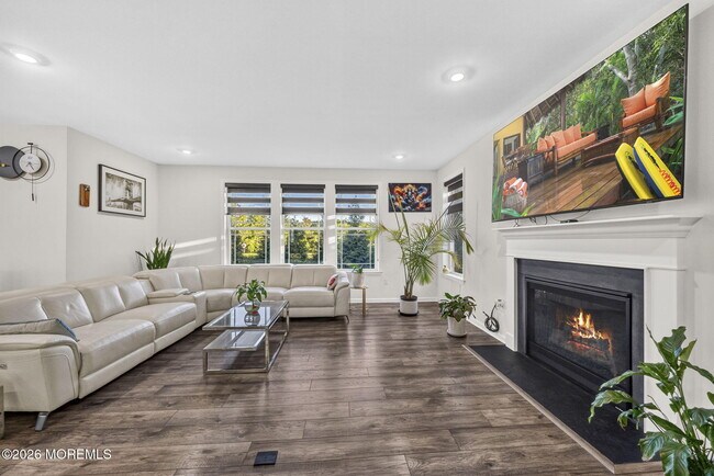 Building Photo - 319 Tulip Ct