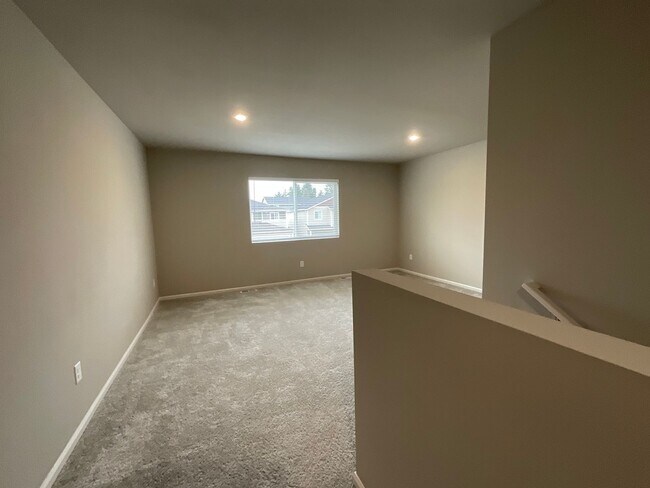 Building Photo - Beautiful 4 Bedroom, 2.5 Bath Home Availab...