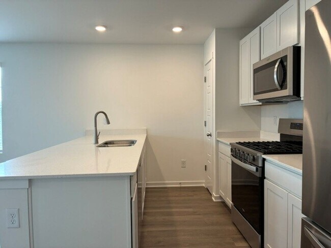 Building Photo - Brand New 3 Bedroom - 2.5 Bath Condo in Union Grove