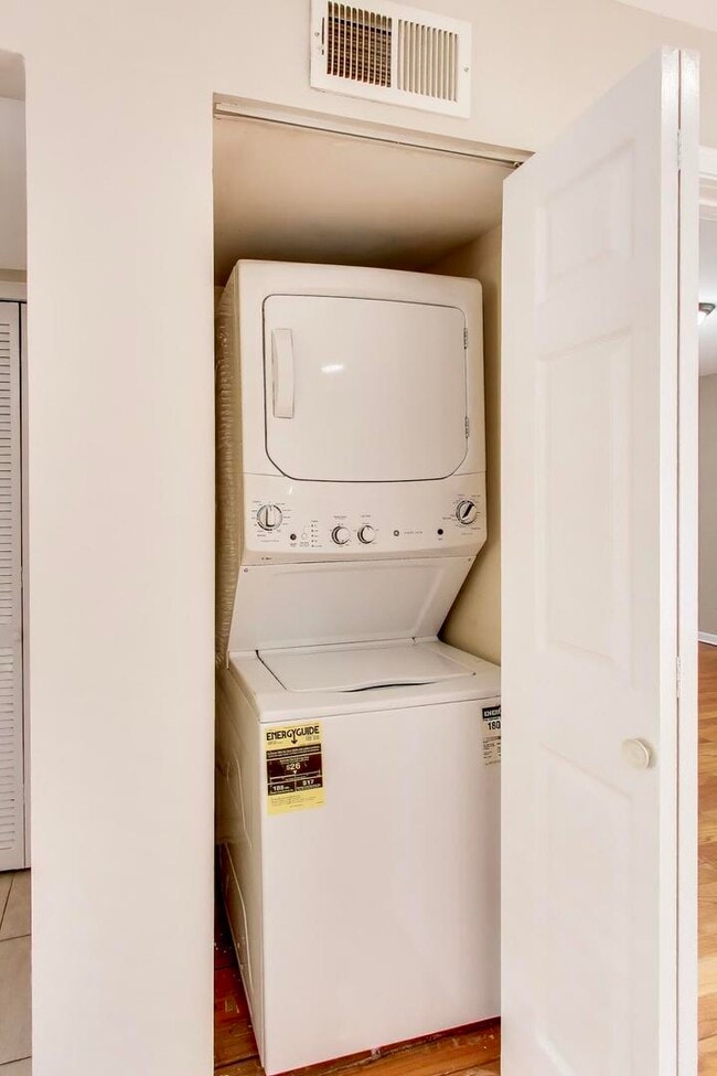 Building Photo - 7415 N Wolcott Ave