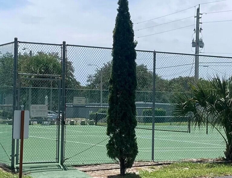 Pickleball and Tennis Courts - 166 SE Saint Lucie Blvd