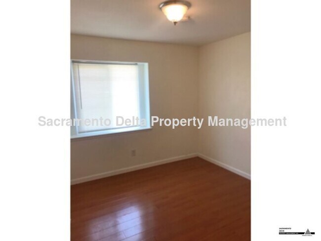 Building Photo - Updated 4 bedroom, 2 bath home with large ...
