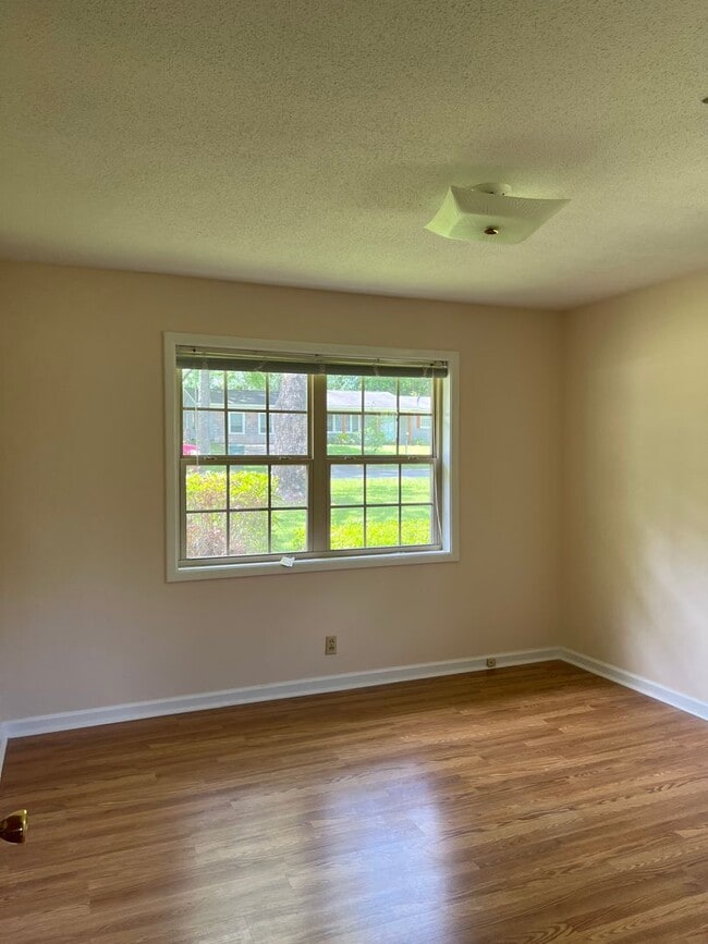 Building Photo - 102 Victoria Dr