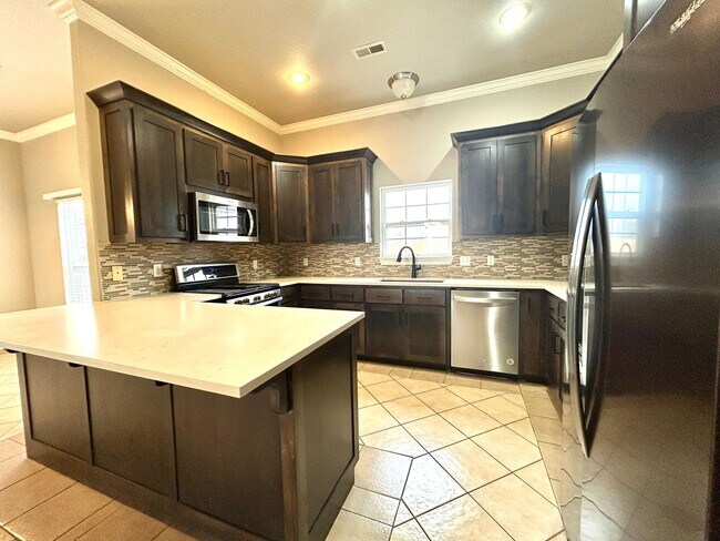 Building Photo - Spacious 3 bed 2 bath Single Family with a Large Fenced Backyard!