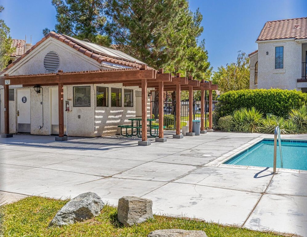 Building Photo - 2554 Olive Dr