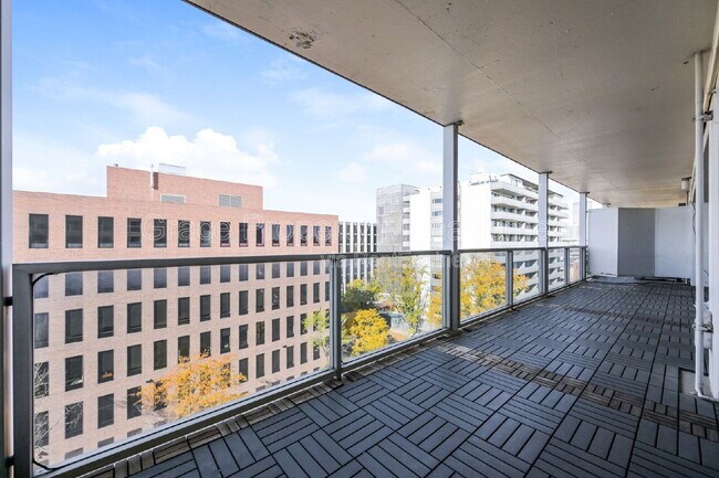 Building Photo - 888 Logan St