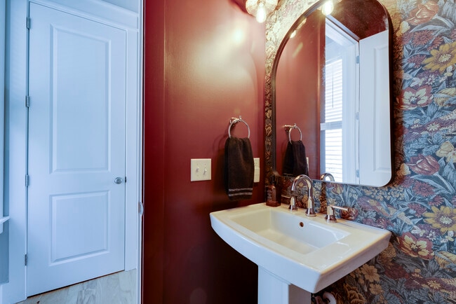 Building Photo - 615 E 33rd St