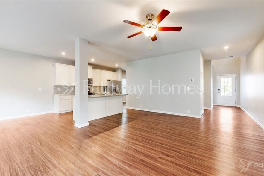 Building Photo - 3950 Lake Manor Way