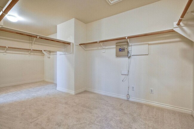 Building Photo - Executive Home with Views!