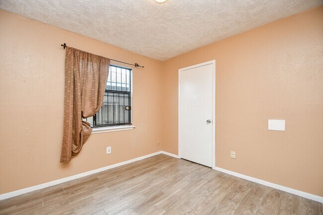 Building Photo - Nice duplex is back on the market