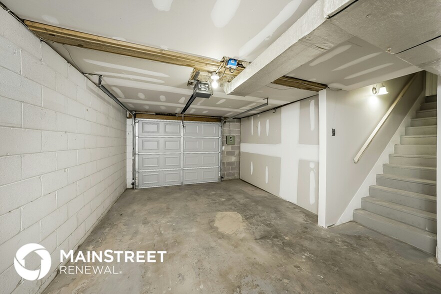 Building Photo - 617 Princess Ln