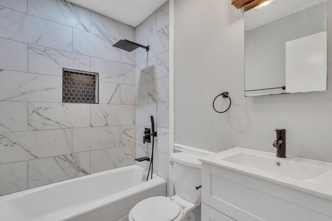 Building Photo - High End Finishes in a Quiet Residential Neighborhood