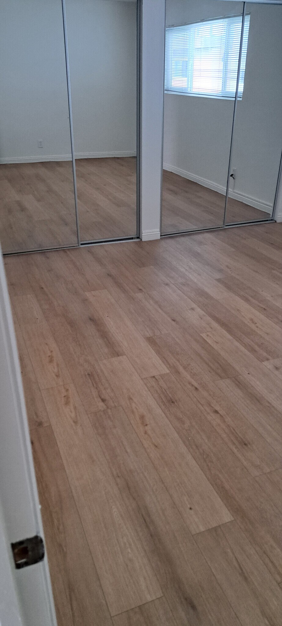 MASTER BR WITH DOUBLE MIRRORED WARDROBE DOORS, EXTRALARGE WINDOWS - 314 20th St