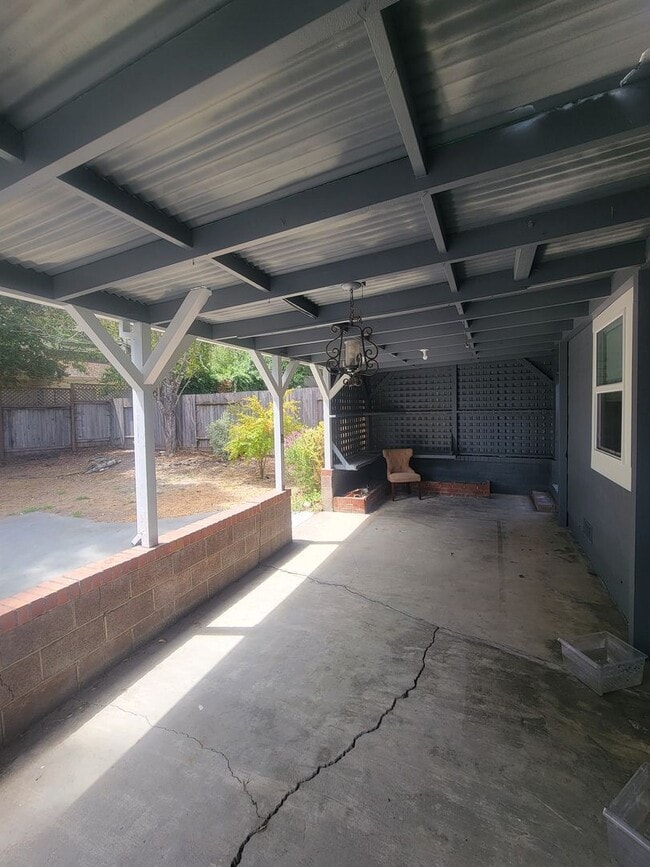 Building Photo - Charming and full of character, this vinta...