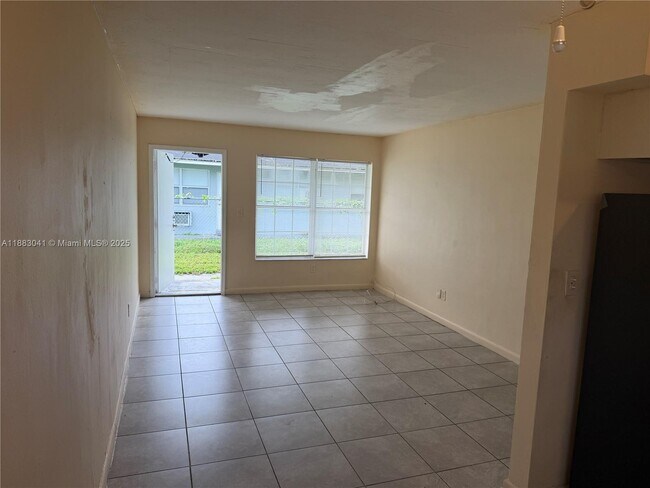 Building Photo - 16020 NE 19th Ct