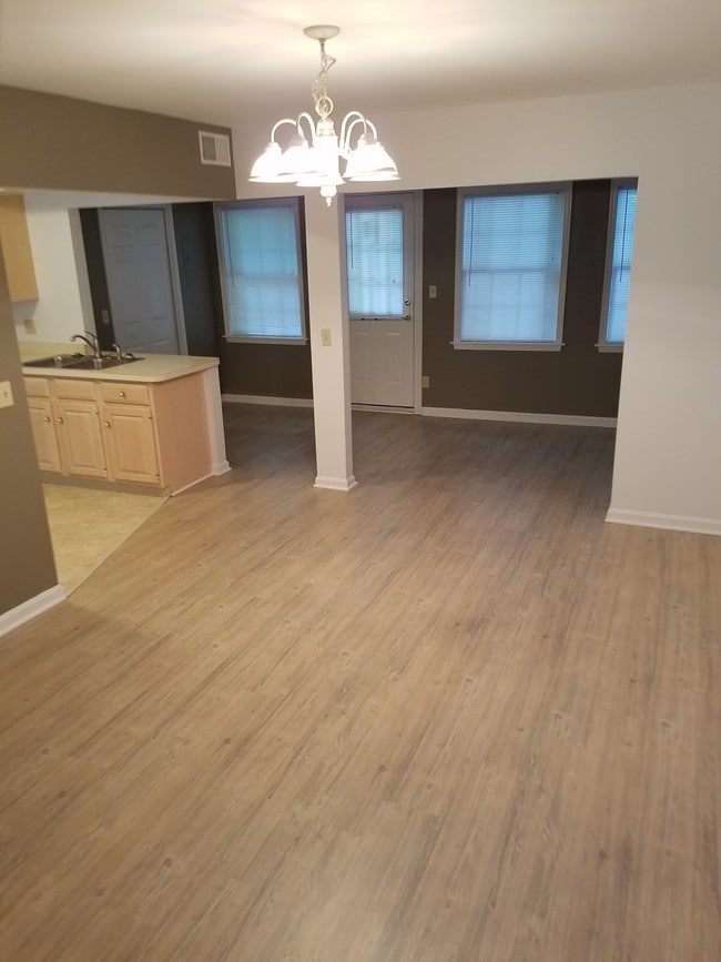 Building Photo - Oak Springs