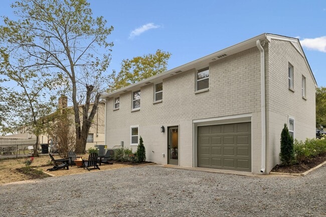 Building Photo - 215 Ash Dr