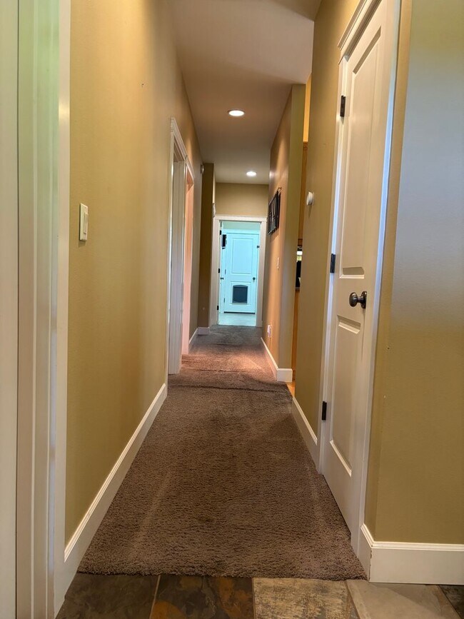 Building Photo - 3 Bed 2 Bath Single level - Fenced Yard-No...