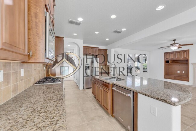 Building Photo - Beautiful Executive Home w/ Pool on 1/2 Ac...