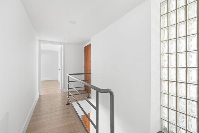 Building Photo - 224 E 52nd St