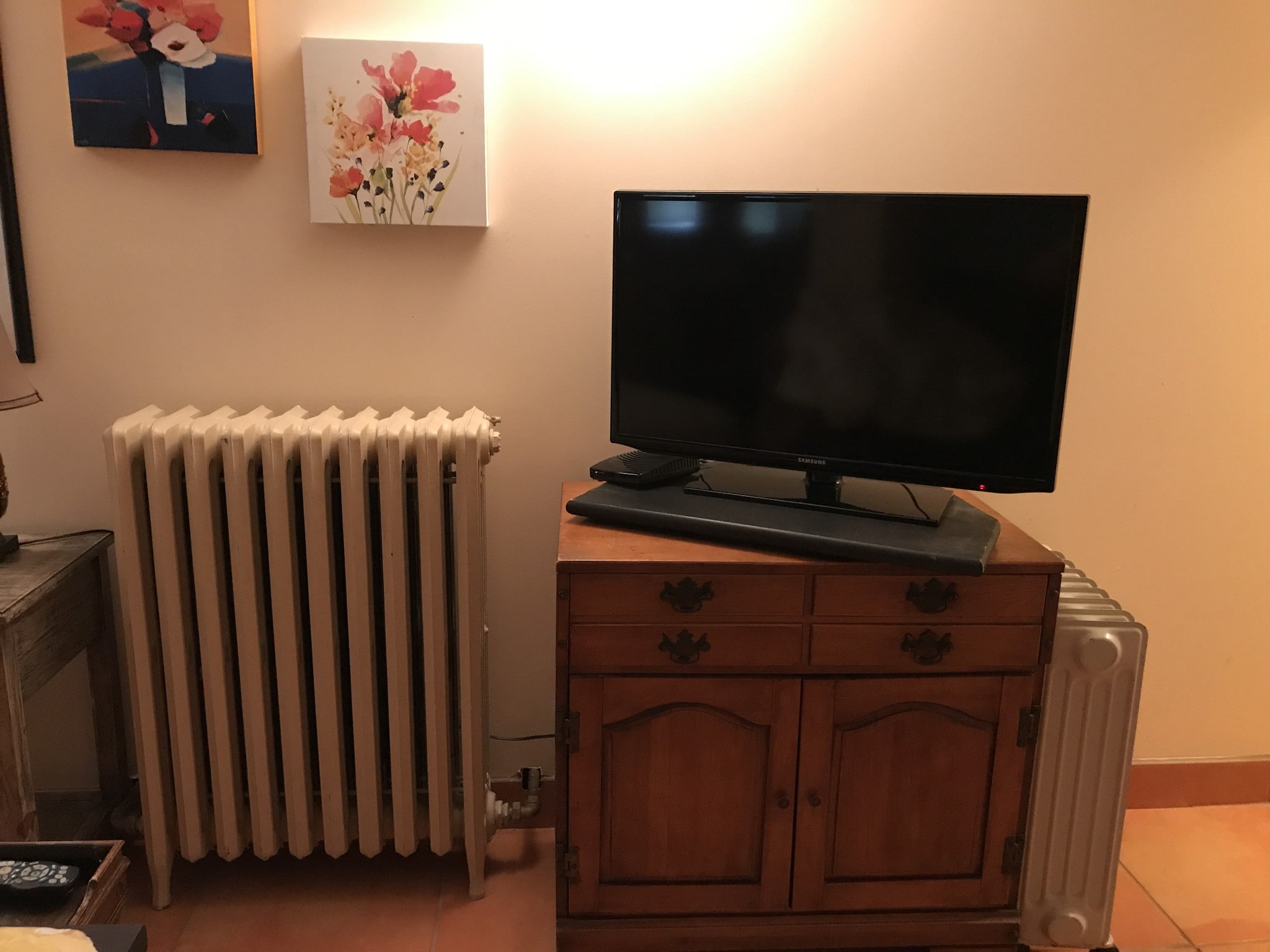 Flat Screen TV - Basic Cable include - 6214 Lee Hwy