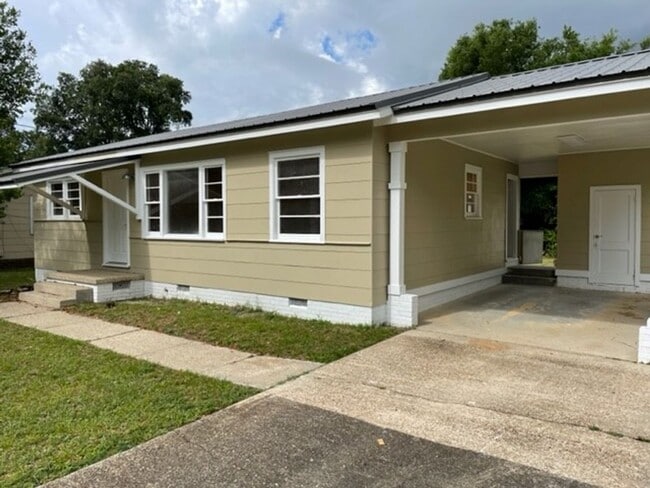 Building Photo - Cute beach bungalow in Biloxi, MS!