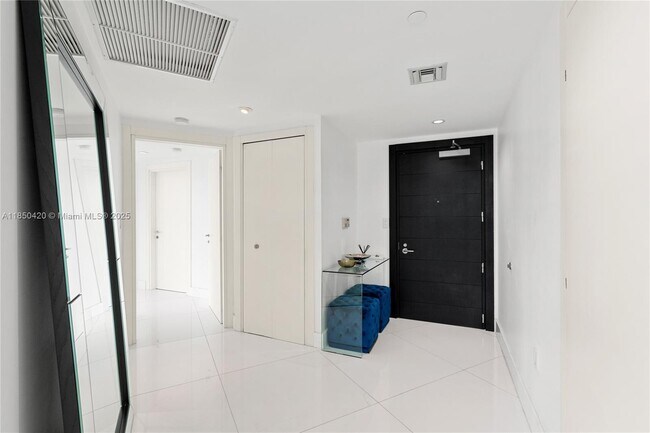 Building Photo - 200 Biscayne Blvd Way