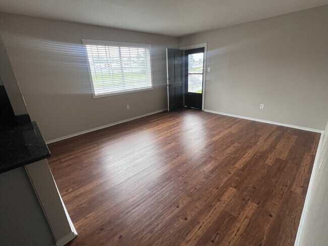 Building Photo - Downtown Home - with Appliances (including Dishwasher)