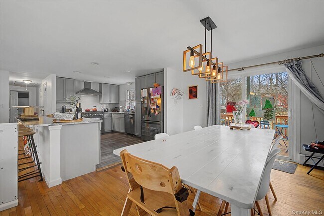 Building Photo - 10 Cedar Ln