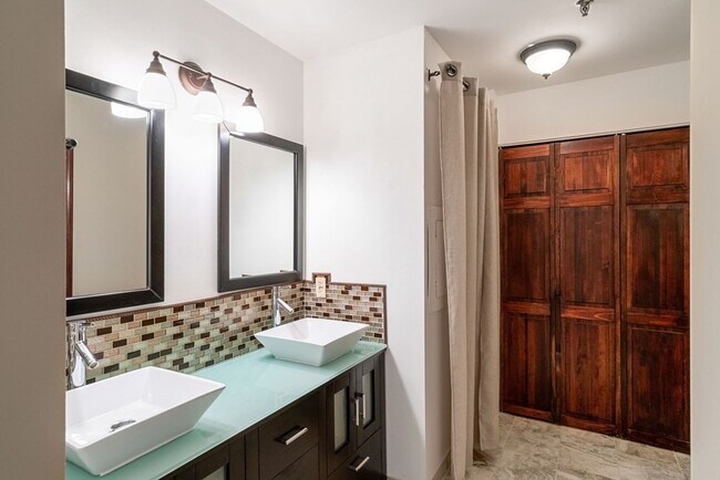 Building Photo - 33 Sleeper St