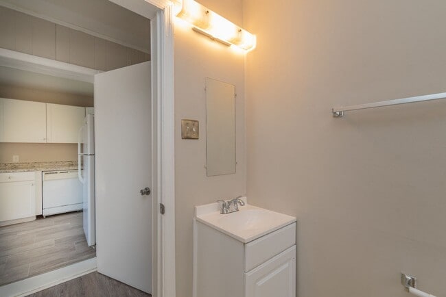 Building Photo - $1,300 - 3 bed/2 bath house for rent in Fl...