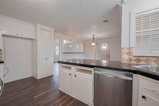 Building Photo - 8045 Ridgeview Dr