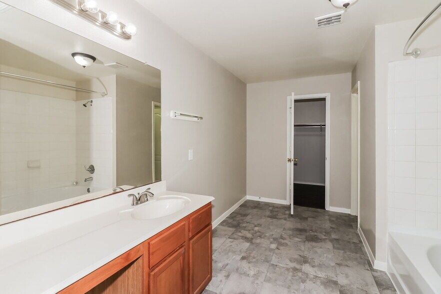 Building Photo - 5027 Oak Briar Ln